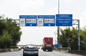 O que acontece se eu passar pelo pedágio e não pagar?