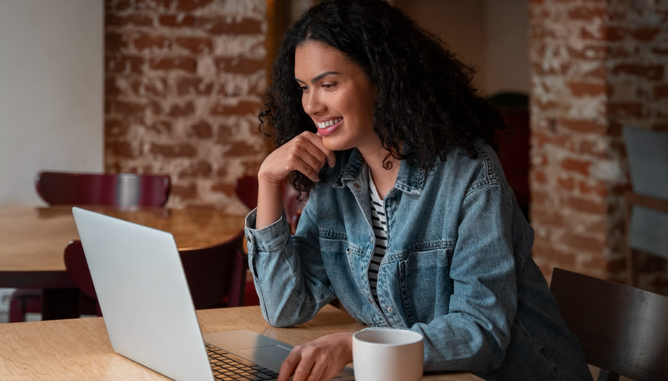 Profissional em um escritório moderno realizando a adesão online da Black Friday Sem Parar pelo laptop e celular