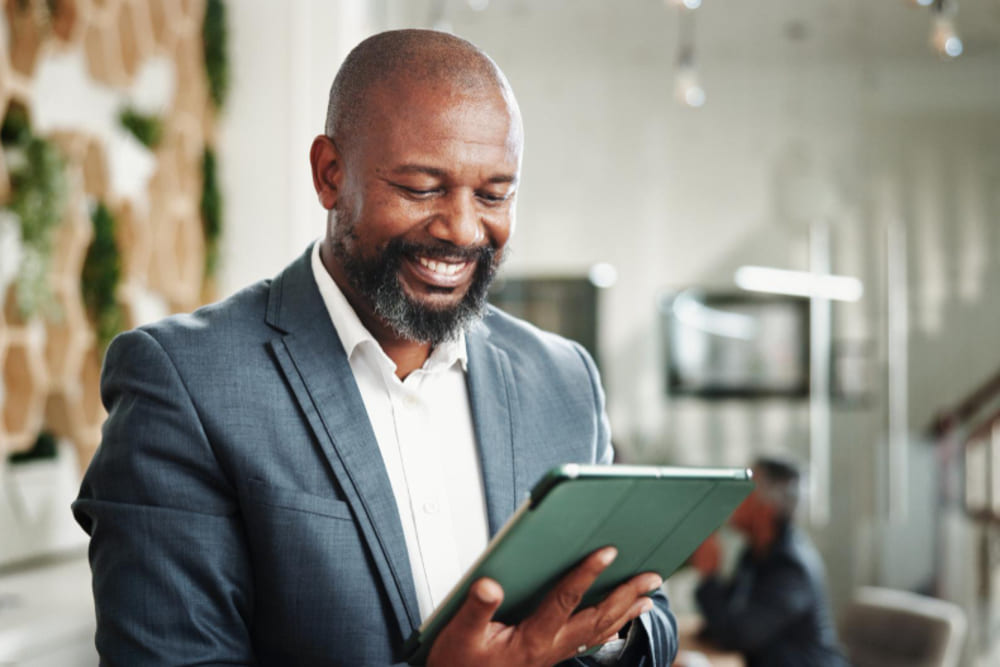 Homem analisando documentos financeiros para entender a relação entre sefaz e ipva detran