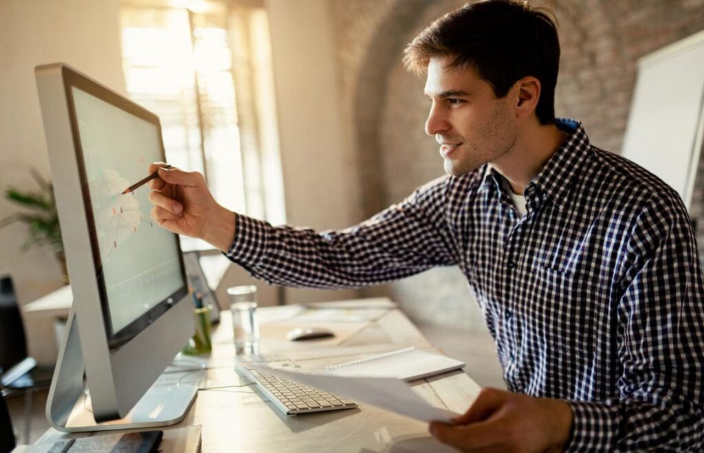 Homem jovem acessando portal oficial para consultar como funciona o parcelamento do IPVA.