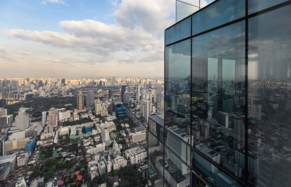 Vista de cidade moderna representando os serviços públicos financiados após a IPVA 2026 consulta.