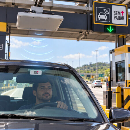 Antena do leitor de tag sobre a pista automática de pedágio lendo a Tag Sem Parar colada no para-brisa