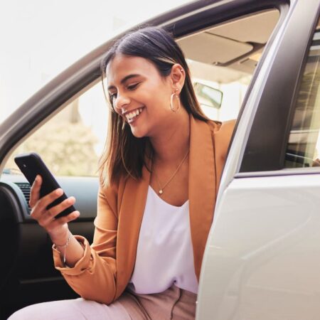 O Licenciamento Veicular São Paulo 2026 é uma exigência legal que garante a regularidade do veículo perante o Detran-SP. O pagamento da taxa permite a emissão do CRLV digital, documento obrigatório para circular em vias públicas. Neste conteúdo, você verá o valor da taxa, o cronograma de vencimento conforme o final da placa e as opções disponíveis para pagamento — como o SuperApp Sem Parar ou o site do Detran-SP.  Tabela de vencimento do licenciamento por final de placa O Detran-SP definiu um cronograma escalonado para o pagamento do Licenciamento Veicular São Paulo 2026, com base no final da placa do veículo. Confira as datas:  Valor da taxa: R$ 160,00  Final da placa	Data limite para licenciamento 1 e 2	31/07/2026 3 e 4	30/08/2026 5 e 6	30/09/2026 7 e 8	31/10/2026 9	30/11/2026 0	29/12/2026  Fique atento à data correspondente ao final da sua placa para evitar atrasos, multas e complicações legais.  Como pagar o Licenciamento Veicular São Paulo 2026 com o Sem Parar O SuperApp Sem Parar é uma ferramenta prática e segura para quitar o Licenciamento Veicular São Paulo 2026. O pagamento pode ser feito à vista via Pix ou parcelado em até 12 vezes no cartão de crédito. Todo o processo é digital, leva poucos minutos e a confirmação é enviada automaticamente por e-mail e WhatsApp.  Pagamento do Licenciamento Veicular São Paulo 2026 pelo site do Detran-SP Você também pode fazer o pagamento diretamente pelo site do Detran-SP. Veja como:  Acesse o site oficial do Detran-SP.  Vá até a seção “Veículos”.  Clique em “Licenciamento Anual”.  Informe a placa e o número do Renavam.  Verifique os débitos pendentes.  Gere a guia de pagamento.  Efetue o pagamento em banco autorizado ou via internet banking.  Após a quitação, acesse o CRLV digital pela Carteira Digital de Trânsito.  Esse processo é simples, rápido e pode ser feito de qualquer lugar.  Passo a passo: como pagar o Licenciamento Veicular pelo Sem Parar Veja como pagar o Licenciamento Veicular São Paulo 2026 usando o SuperApp Sem Parar:  Baixe ou abra o SuperApp Sem Parar. Acesse a opção “IPVA, Multas e Tributos”. Digite a placa do veículo. Visualize os débitos pendentes. Escolha os tributos que deseja pagar. Selecione Pix ou cartão de crédito. Caso escolha cartão, defina de 1 a 12 parcelas. Revise os dados e confirme o pagamento. Receba a confirmação por e-mail e WhatsApp.  Tudo de forma digital, segura e eficiente.  Vantagens do parcelamento do Licenciamento Veicular São Paulo 2026 O parcelamento com o Sem Parar oferece diversas facilidades para o proprietário. Veja os principais benefícios:  Pagamento em até 12 vezes no cartão de crédito.  Menor impacto financeiro no orçamento do mês.  Permite incluir IPVA, multas e outros débitos no mesmo pagamento.  Processo totalmente online, sem necessidade de ir ao Detran.  Confirmação automática e suporte via e-mail e WhatsApp.  Emissão do CRLV digital após o pagamento Após a quitação do Licenciamento Veicular São Paulo 2026, o Certificado de Registro e Licenciamento de Veículo (CRLV) será disponibilizado na Carteira Digital de Trânsito. O documento digital tem validade em todo o território nacional e substitui o modelo impresso.  Mantenha seu veículo regularizado com antecedência Estar com o licenciamento em dia evita multas, retenção do veículo e pontos na CNH. O SuperApp Sem Parar ajuda você a manter todos os débitos organizados, com lembretes automáticos e opções de pagamento acessíveis.  Dúvidas frequentes sobre o Licenciamento Veicular São Paulo 2026 Qual é o valor da taxa do Licenciamento Veicular São Paulo 2026? A taxa é de R$ 160,00 para todos os veículos registrados no estado.  Qual é o prazo de vencimento? O vencimento varia conforme o final da placa, entre julho e dezembro de 2026.  É possível parcelar o valor? Sim, o SuperApp Sem Parar permite parcelamento em até 12 vezes no cartão.  Posso pagar pelo site do Detran-SP? Sim, acesse o site, informe os dados do veículo e gere a guia de pagamento.  O pagamento pode ser feito com Pix? Sim, o SuperApp Sem Parar oferece essa opção.  O CRLV digital tem a mesma validade do impresso? Sim, e pode ser acessado a qualquer momento pelo celular.  O aplicativo do Sem Parar é seguro? Sim, com proteção de dados e envio de confirmação via e-mail e WhatsApp.  Posso pagar IPVA e multas junto com o licenciamento? Sim, é possível incluir todos os débitos em um só pagamento.  Quanto tempo leva o processo? Menos de cinco minutos, com retorno imediato.  É possível gerenciar mais de um veículo? Sim, o SuperApp permite cadastrar e controlar múltiplos veículos com facilidade. O Licenciamento Veicular São Paulo 2026 é uma exigência legal que garante a regularidade do veículo perante o Detran-SP. O pagamento da taxa permite a emissão do CRLV digital, documento obrigatório para circular em vias públicas. Neste conteúdo, você verá o valor da taxa, o cronograma de vencimento conforme o final da placa e as opções disponíveis para pagamento — como o SuperApp Sem Parar ou o site do Detran-SP. Tabela de vencimento do licenciamento por final de placa O Detran-SP definiu um cronograma escalonado para o pagamento do Licenciamento Veicular São Paulo 2026, com base no final da placa do veículo. Confira as datas: Valor da taxa: R$ 160,00 Final da placa Data limite para licenciamento 1 e 2 31/07/2026 3 e 4 30/08/2026 5 e 6 30/09/2026 7 e 8 31/10/2026 9 30/11/2026 0 29/12/2026 Fique atento à data correspondente ao final da sua placa para evitar atrasos, multas e complicações legais. Como pagar o Licenciamento Veicular São Paulo 2026 com o Sem Parar O SuperApp Sem Parar é uma ferramenta prática e segura para quitar o Licenciamento Veicular São Paulo 2026. O pagamento pode ser feito à vista via Pix ou parcelado em até 12 vezes no cartão de crédito. Todo o processo é digital, leva poucos minutos e a confirmação é enviada automaticamente por e-mail e WhatsApp. Pagamento do Licenciamento Veicular São Paulo 2026 pelo site do Detran-SP Você também pode fazer o pagamento diretamente pelo site do Detran-SP. Veja como: Acesse o site oficial do Detran-SP. Vá até a seção “Veículos”. Clique em “Licenciamento Anual”. Informe a placa e o número do Renavam. Verifique os débitos pendentes. Gere a guia de pagamento. Efetue o pagamento em banco autorizado ou via internet banking. Após a quitação, acesse o CRLV digital pela Carteira Digital de Trânsito. Esse processo é simples, rápido e pode ser feito de qualquer lugar. Passo a passo: como pagar o Licenciamento Veicular pelo Sem Parar Veja como pagar o Licenciamento Veicular São Paulo 2026 usando o SuperApp Sem Parar: Baixe ou abra o SuperApp Sem Parar. Acesse a opção “IPVA, Multas e Tributos”. Digite a placa do veículo. Visualize os débitos pendentes. Escolha os tributos que deseja pagar. Selecione Pix ou cartão de crédito. Caso escolha cartão, defina de 1 a 12 parcelas. Revise os dados e confirme o pagamento. Receba a confirmação por e-mail e WhatsApp. Tudo de forma digital, segura e eficiente. Vantagens do parcelamento do Licenciamento Veicular São Paulo 2026 O parcelamento com o Sem Parar oferece diversas facilidades para o proprietário. Veja os principais benefícios: Pagamento em até 12 vezes no cartão de crédito. Menor impacto financeiro no orçamento do mês. Permite incluir IPVA, multas e outros débitos no mesmo pagamento. Processo totalmente online, sem necessidade de ir ao Detran. Confirmação automática e suporte via e-mail e WhatsApp. Emissão do CRLV digital após o pagamento Após a quitação do Licenciamento Veicular São Paulo 2026, o Certificado de Registro e Licenciamento de Veículo (CRLV) será disponibilizado na Carteira Digital de Trânsito. O documento digital tem validade em todo o território nacional e substitui o modelo impresso. Mantenha seu veículo regularizado com antecedência Estar com o licenciamento em dia evita multas, retenção do veículo e pontos na CNH. O SuperApp Sem Parar ajuda você a manter todos os débitos organizados, com lembretes automáticos e opções de pagamento acessíveis. Dúvidas frequentes sobre o Licenciamento Veicular São Paulo 2026 Qual é o valor da taxa do Licenciamento Veicular São Paulo 2026? A taxa é de R$ 160,00 para todos os veículos registrados no estado. Qual é o prazo de vencimento? O vencimento varia conforme o final da placa, entre julho e dezembro de 2026. É possível parcelar o valor? Sim, o SuperApp Sem Parar permite parcelamento em até 12 vezes no cartão. Posso pagar pelo site do Detran-SP? Sim, acesse o site, informe os dados do veículo e gere a guia de pagamento. O pagamento pode ser feito com Pix? Sim, o SuperApp Sem Parar oferece essa opção. O CRLV digital tem a mesma validade do impresso? Sim, e pode ser acessado a qualquer momento pelo celular. O aplicativo do Sem Parar é seguro? Sim, com proteção de dados e envio de confirmação via e-mail e WhatsApp. Posso pagar IPVA e multas junto com o licenciamento? Sim, é possível incluir todos os débitos em um só pagamento. Quanto tempo leva o processo? Menos de cinco minutos, com retorno imediato. É possível gerenciar mais de um veículo? Sim, o SuperApp permite cadastrar e controlar múltiplos veículos com facilidade.