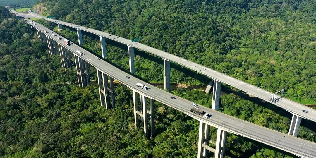 Motorista passando por pedágio com Tag Sem Parar em rodovia brasileira
