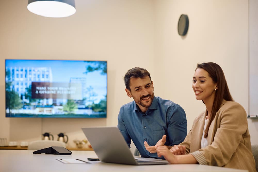 Profissionais em escritório moderno discutindo dados da Sefaz IPVA em telas de computador