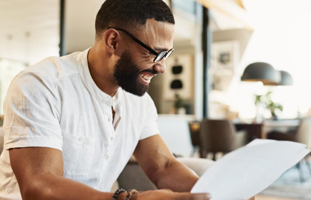 Homem em escritório organizando documentos para consultar IPVA 2026 e cumprir obrigações fiscais.