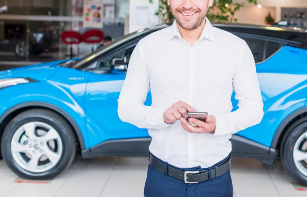 Motorista verificando placa do carro para conferir vencimento após a IPVA 2026 consulta