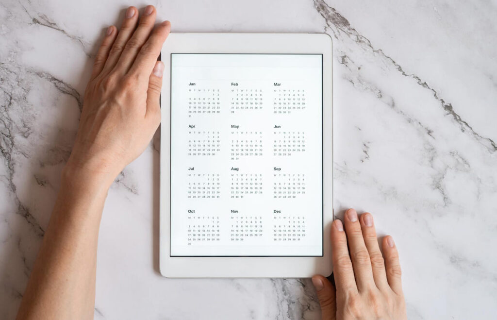 Motorista verificando o calendário de vencimentos após realizar a consulta do IPVA 2026