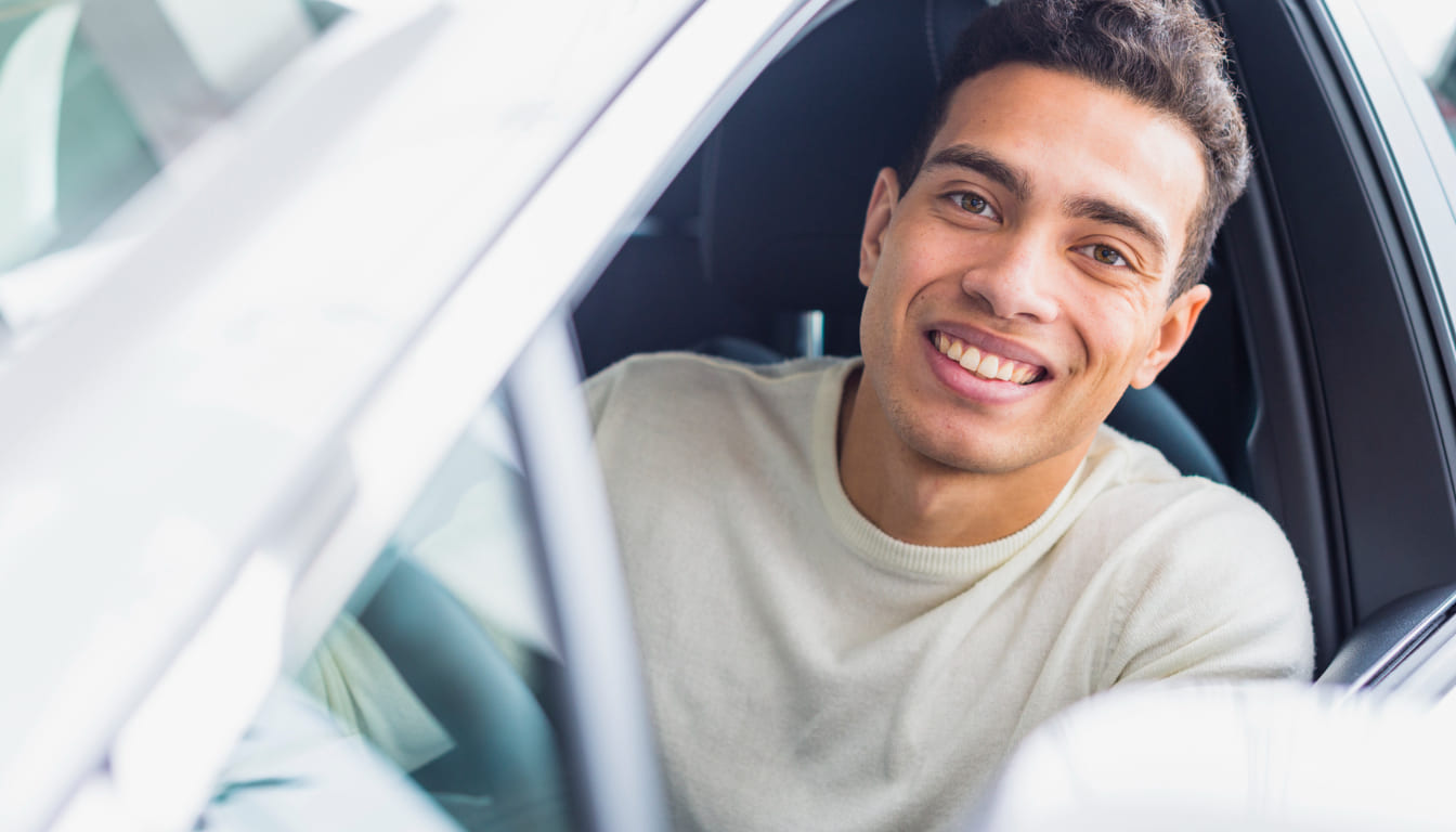 Motorista pensativo decidindo seu plano Sem Parar, com um reflexo dividido entre cidade (uso urbano) e estrada (uso rodoviário)