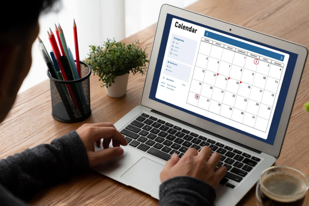Pessoa organizando contas de início de ano e planejando o parcelamento IPVA em um escritório moderno.