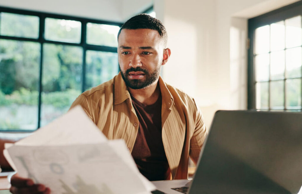 Motorista preocupado ao realizar a IPVA 2026 consulta e verificar débitos pendentes no veículo