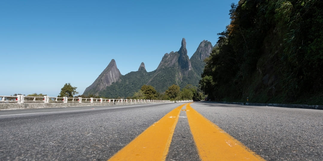 Rodovia com fluxo livre e sem cancelas físicas no pedágio digital